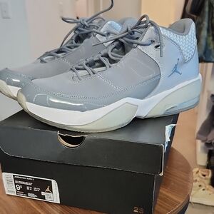 JORDAN MAX AURA 4 Men's Cool Gray Sneakers MENS 9.5 / WMNS 11